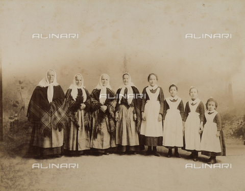 AVQ-A-001348-0004 - Poor elderly women and children of the Pious Poorhouse, Trieste - Date of photography: 1880-1890 ca. - Alinari Archives, Florence