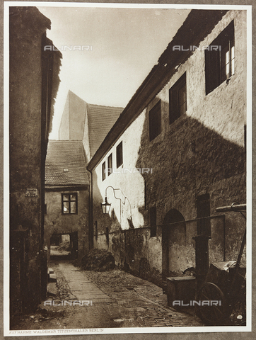 AVQ-A-001387-0005 - Album "Das malerische Berlin": houses in the street of Berlin Stralauer - Date of photography: 1914 - Alinari Archives, Florence