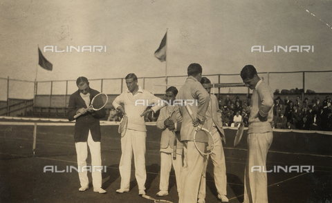 AVQ-A-001414-0012 - Students of the University of Cambridge tennis tournament on a tennis court - Date of photography: 1925 ca. - Alinari Archives, Florence
