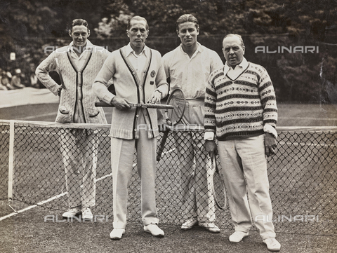 AVQ-A-001414-0013 - Students of the University of Cambridge tennis tournament on a tennis court - Date of photography: 1925 ca. - Alinari Archives, Florence