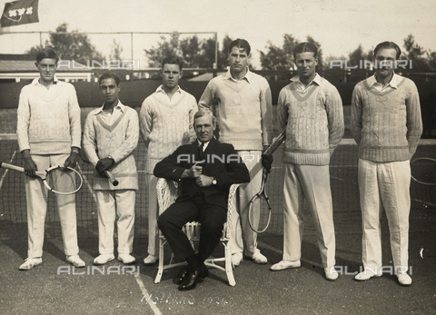 AVQ-A-001414-0014 - Portrait of students of the University of Cambridge tennis tournament on a tennis court - Date of photography: 1925 ca. - Alinari Archives, Florence
