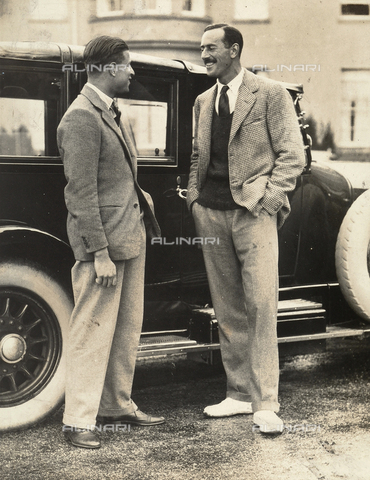 AVQ-A-001414-0016 - A student of the University of Cambridge tennis tournament on a tennis court talking to a friend - Date of photography: 1925 ca. - Alinari Archives, Florence