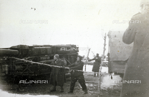 AVQ-A-001479-0031 - Italian army soldiers lift an overturned truck, while in transit towards the steppe, in the Russian campaign of 1942-1943. - Date of photography: 1942 - 1943 - Alinari Archives, Florence