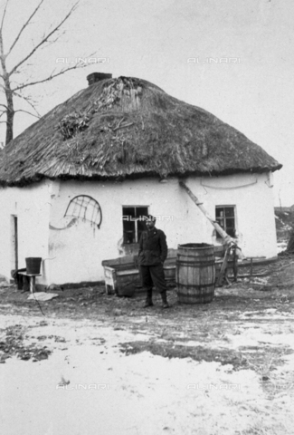 AVQ-A-001479-0034 - Military of the Italian Army in front of a characteristic rural home, during the Russian campaign of 1942-1943. - Date of photography: 1942 - 1943 - Alinari Archives, Florence