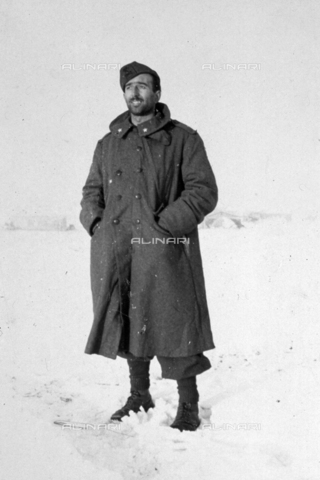 AVQ-A-001479-0035 - Full-length portrait of an Italian soldier in a snowy area, during the offensive campaign in Russia, 1943. - Date of photography: 00/02/1943 - Alinari Archives, Florence