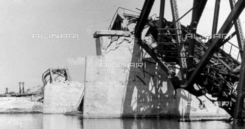 AVQ-A-001479-0058 - A bridge badly damaged by the war in the Russian city of Gomel - Date of photography: 01-03/1943 - Alinari Archives, Florence