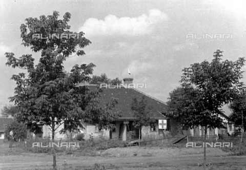 AVQ-A-001479-0064 - Building used as an infirmary photographed by an Italian soldier in the Russian city of Juzovka during the offensive campaign of 1942-43 - Date of photography: 01-03/1943 - Alinari Archives, Florence