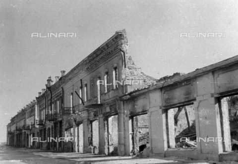 AVQ-A-001479-0071 - A building partially destroyed by the war in a town in White Russia - Date of photography: 02-03/1943 - Alinari Archives, Florence