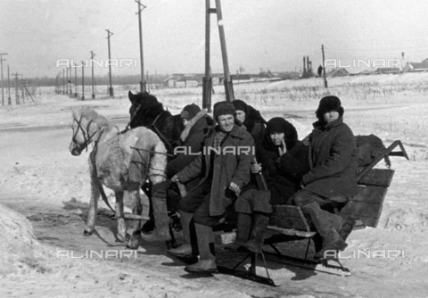 AVQ-A-001479-0072 - A sleigh full of passengers crossing a snow-covered plain in White Russia - Date of photography: 02-03/1943 - Alinari Archives, Florence