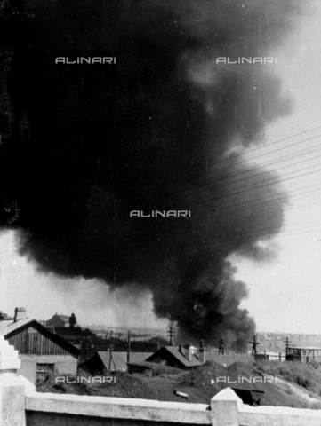 AVQ-A-001479-0075 - Column of smoke rising from a fire in an inhabited center in Russia - Date of photography: 02-03/1943 - Alinari Archives, Florence