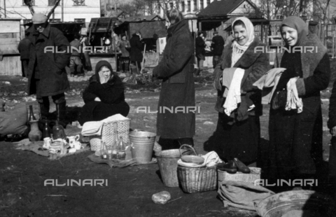AVQ-A-001479-0076 - Venders of second-hand objects display their wares in a square in a Russian town - Date of photography: 02-03/1943 - Alinari Archives, Florence