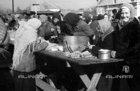 AVQ-A-001479-0077 - Women at the market in a town in White Russia photographed by an Italian soldier during the offensive campaign of 1942-43 - Date of photography: 02-03/1943 - Alinari Archives, Florence