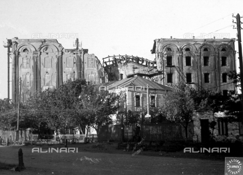 AVQ-A-001479-0078 - Half-ruined buildings in a city in White Russia - Date of photography: 02-03/1943 - Alinari Archives, Florence