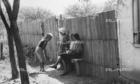 AVQ-A-001479-0096 - Young Russian women on a bench photographed by an Italian soldier during the offensive campaign of 1942-43 - Date of photography: 1942-1943 - Alinari Archives, Florence