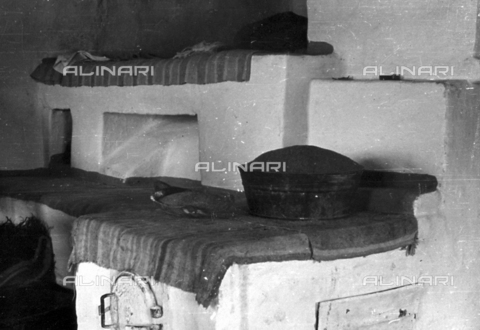 AVQ-A-001479-0099 - Interior of a typical Russian 'isba', the rural living quarters of the steppe, photographed by an Italian soldier during the offensive campaign of 1942-43. In the foreground a stove in masonry - Date of photography: 1942-1943 - Alinari Archives, Florence