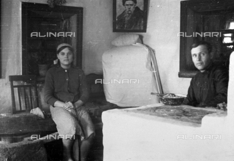 AVQ-A-001479-0100 - Couple of Russian peasants photographed inside an 'isba' by an Italian soldier during the offensive campaign of 1942-43 - Date of photography: 1942-1943 - Alinari Archives, Florence