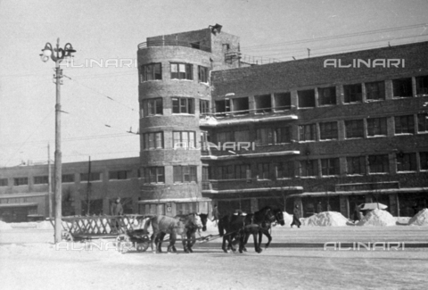 AVQ-A-001479-0104 - A building garrisoned by troops in the Russian city of Juzovka - Date of photography: 1943 - Alinari Archives, Florence