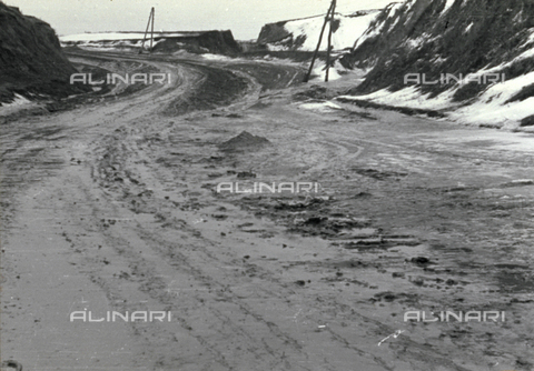 AVQ-A-001479-0106 - Photo of a stretch of road in the vast Russian steppe taken by an Italian soldier during the offensive campaign of 1942-43 - Date of photography: 1942-1943 - Alinari Archives, Florence
