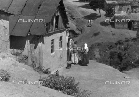 AVQ-A-001479-0111 - A rural house in the countryside of Russia. In the picture, taken by an Italian soldier during the offensive campaign of 1942-43, are two women conversing in the yard of the small house - Date of photography: 1942-1943 - Alinari Archives, Florence