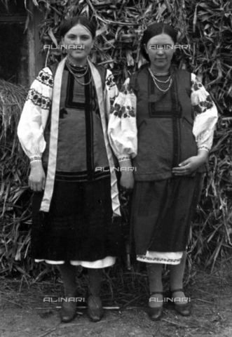 AVQ-A-001479-0118 - Young Russian women in traditional attire photographed by an Italian soldier during the offensive campaign of 1942-43 - Date of photography: 1942-1943 - Alinari Archives, Florence