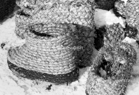 AVQ-A-001479-0125 - High straw footwear used in Russia during the winter - Date of photography: 03/1943 - Alinari Archives, Florence