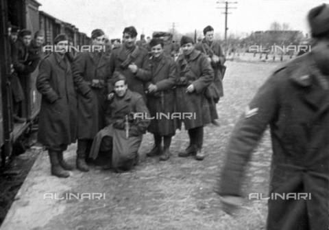 AVQ-A-001479-0127 - Group of Italian soldiers leaving Gomel for Italy after the Russian campaign of 1942-43 - Date of photography: 03/1943 - Alinari Archives, Florence