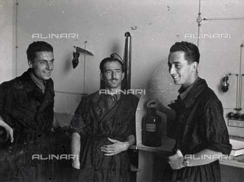 AVQ-A-001479-0134 - Italian Soldiers of the Third Section Photographers of Padua shown in a laboratory - Date of photography: 04-10/1943 - Alinari Archives, Florence