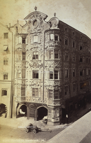 AVQ-A-001614-0017 - Innsbruck, la facciata dell' Helblinghaus, edificio tardogotico decorato con policromi stucchi rococò dal bavarese Anton Gigl nel 1730 - Data dello scatto: 1899 ca. - Archivi Alinari, Firenze