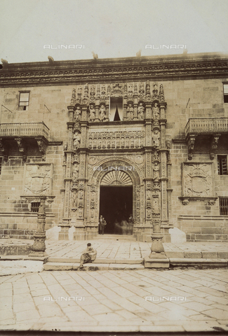 AVQ-A-001614-0039 - Santiago de Compostela, il portale tardo gotico de l' Hospital Real, oggi 'Hostal de los Reyes Catolicos' (Parador) - Data dello scatto: 1890-1900 ca. - Archivi Alinari, Firenze