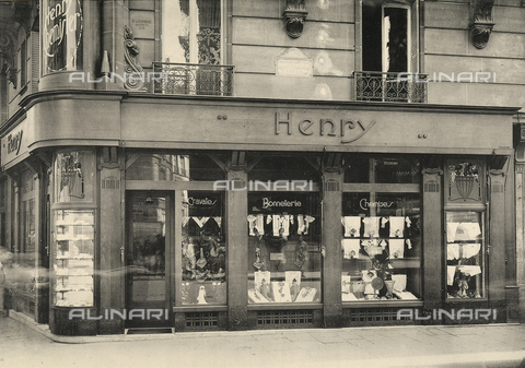 AVQ-A-001740-0049 - "Nouvelles Devantures et agencements de magasins" di G. Henriot; vetrina del negozio di abbigliamento "Henry" a Parigi - Data dello scatto: 1920-1925 ca. - Archivi Alinari, Firenze
