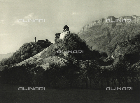 AVQ-A-001889-0003 - Guardia Castle near Bolzano with Mount Penegal in the background - Date of photography: 1925-1930 ca. - Alinari Archives, Florence