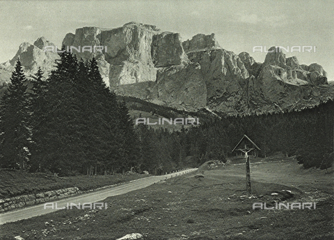 AVQ-A-001889-0023 - The Sella mountain chain in the Dolomites - Date of photography: 1925-1930 ca. - Alinari Archives, Florence