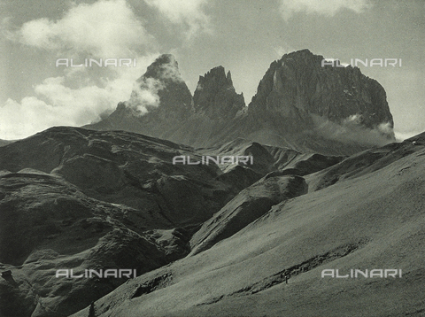 AVQ-A-001889-0024 - The Dolomites mountain chain with Sella Pass, Grihmann Rock and the Five Finger Point and Sassolungo - Date of photography: 1925-1930 ca. - Alinari Archives, Florence