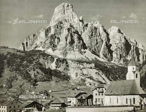 AVQ-A-001889-0031 - The town of Covara in Badia, in the Dolomites, with Songher Rock in the background - Date of photography: 1925-1930 ca. - Alinari Archives, Florence