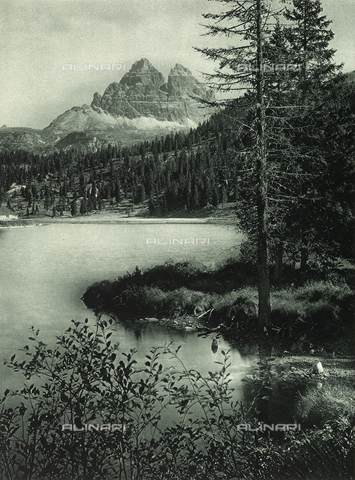 AVQ-A-001889-0045 - Lake Misurina and the three peaks of Lavaredo in the Dolomites - Date of photography: 1925-1930 ca. - Alinari Archives, Florence