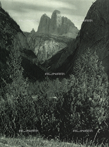 AVQ-A-001889-0048 - The three peaks of Lavaredo near Landro - Date of photography: 1925-1930 - Alinari Archives, Florence