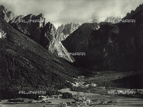 AVQ-A-001889-0050 - The town of Dobbiaco in the Dolomites - Date of photography: 1925-1930 ca. - Alinari Archives, Florence