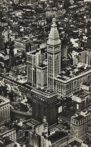 AVQ-A-001988-0002 - View of the Metropolitan Life Insurance Company building and tower, New York. The Flatiron Building is visible in the foreground - Date of photography: 1940 ca. - Alinari Archives, Florence
