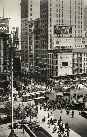 AVQ-A-001988-0006 - View of a busy street in New York - Date of photography: 1940 ca. - Alinari Archives, Florence