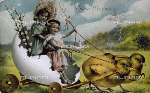 AVQ-A-002062-0103 - Cartolina postale realizzata per le festività pasquali. Nell'immagine sono ritratte due bambine in abitini primaverili a bordo di un fantastico carrettino ricavato da un guscio d'uovo trainato da due pulcini - Data dello scatto: 1910-1920 ca. - Archivi Alinari, Firenze