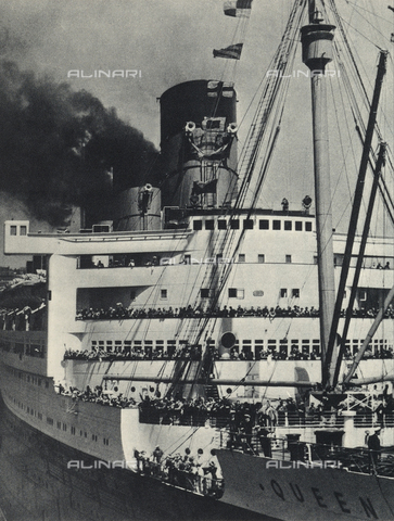 AVQ-A-002346-0003 - R.M.S. Queen Mary: The bridge of the transatlantic Queen Mary full of passengers - Date of photography: 1936 - Alinari Archives, Florence