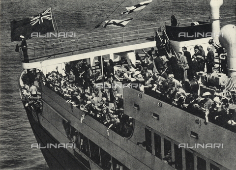 AVQ-A-002346-0026 - R.M.S. Queen Mary: crowd of passengers on the bridge of the transatlantic Queen Mary - Date of photography: 1936 - Alinari Archives, Florence