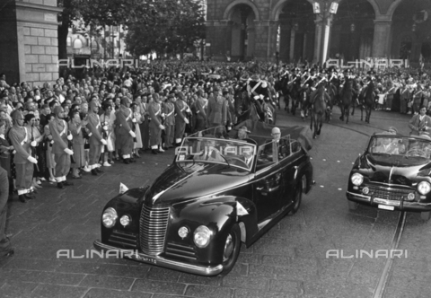 AVQ-A-002364-0005 - XIV National Eucharistic Congress of Turin: procession and parade in piazza Carlo Felice and Via Roma - Date of photography: 1953 - Alinari Archives, Florence