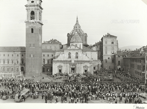 AVQ-A-002364-0006 - XIV National Eucharistic Congress of Turin: arrival of the procession in front of the cathedral in Piazza S. Giovanni - Date of photography: 1953 - Alinari Archives, Florence