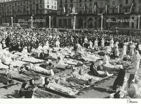 AVQ-A-002364-0021 - XIV National Eucharistic Congress of Turin: benediction of the suffering in Piazza Vittorio - Date of photography: 1953 - Alinari Archives, Florence