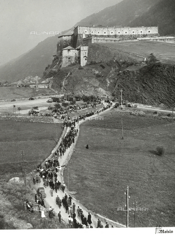 AVQ-A-002364-0036 - XIV National Eucharistic Congress of Turin: procession at the foot of the Fort of Exilles in Susa Valley - Date of photography: 06/09/1953 - Alinari Archives, Florence