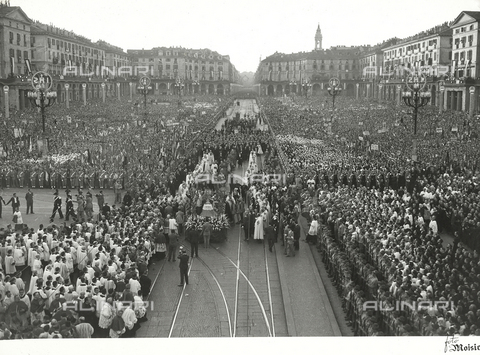 AVQ-A-002364-0049 - XIV National Eucharistic Congress of Turin: the Holy Sacrament arrives - Date of photography: 1953 - Alinari Archives, Florence
