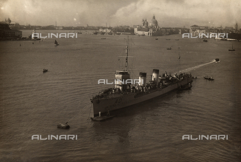 AVQ-A-002434-0024 - Military ship moving in front of the city of Venice - Date of photography: 1917-1918 - Alinari Archives, Florence