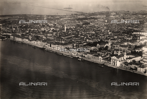 AVQ-A-002434-0046 - View of the Fondamenta Zattere Ponte Lungo in front of the Giudecca Canal, Venice - Date of photography: 1917-1918 - Alinari Archives, Florence