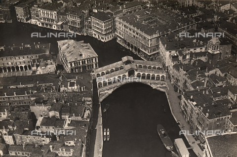 AVQ-A-002434-0051 - Grand Canal with the Rialto Bridge, Venice - Date of photography: 1917-1918 - Alinari Archives, Florence